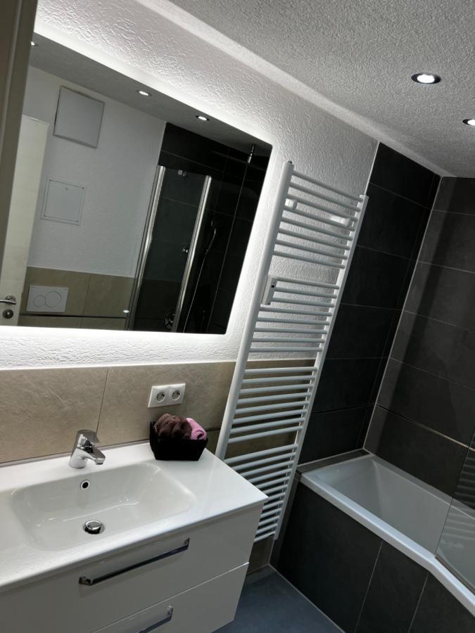 Moderne Wohnung Mit Bergblick Friedrichshafen Bagian luar foto